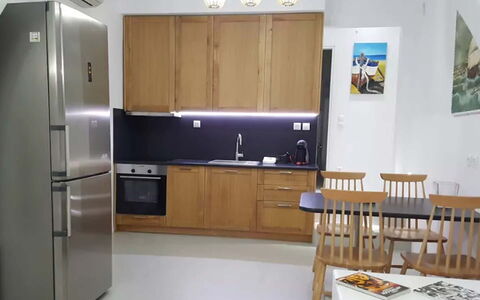 Villa Pirgi: Möbel, Flooring, Küchengerät, Major Appliance, Küche, Holz, Interior Design, Fussboden, Countertop, Stuhl