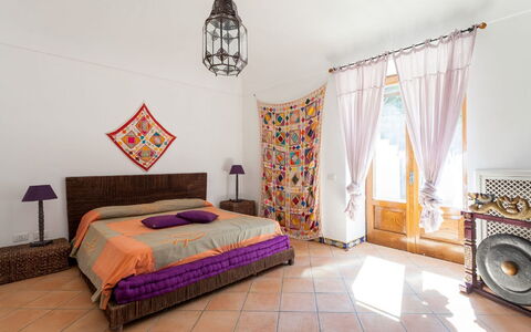 Villa Polluce: Möbel, Interior Design, Fussboden, Flooring, Bett, Schlafzimmer, Holz, Zimmer, Bedding, Bettdecke