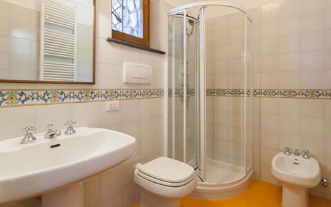Villa Polluce: Flooring, Fussboden, Armatur, Interior Design, Badezimmer, Sinken, Zapfhahn, Installation, Bad Sink, Fliese