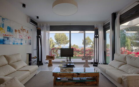 Villa Roja: Möbel, Interior Design, Couch, Wohnzimmer, Holz, Flooring, Decke, Fussboden, Fernsehen, Zimmer