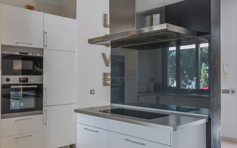 Villa Roja: Küche, Interior Design, Countertop, Küchengerät, Flooring, Major Appliance, Cabinetry, Fussboden, Zuhause, Decke