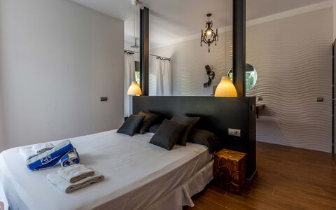 Villa Roja: Interior Design, Bett, Schlafzimmer, Möbel, Wand, Flooring, Fussboden, Holz, Decke, Zimmer