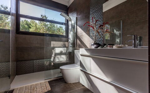 Villa Roja: Armatur, Badezimmer, Interior Design, Flooring, Badezimmerschrank, Fussboden, Zapfhahn, Sinken, Zuhause, Installation