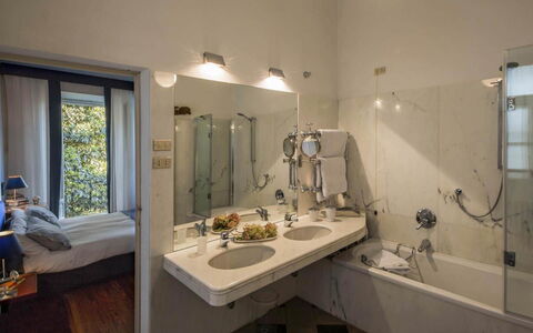 Villa Romantica: Interior Design, Flooring, Fussboden, Zimmer, Armatur, Badezimmer, Decke, Installation, Linens, Schlafzimmer