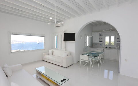 Villa Rose 1: Möbel, Interior Design, Decke, Fussboden, Wohnung, Wohnzimmer, Couch, Stuhl, Light Fixture
