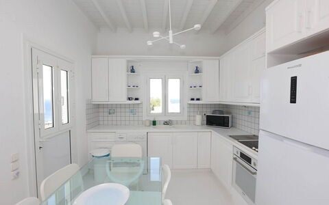 Villa Rose 1: Küche, Möbel, Flooring, Interior Design, Countertop, Fussboden, Major Appliance, Decke, Küchengerät, Cabinetry