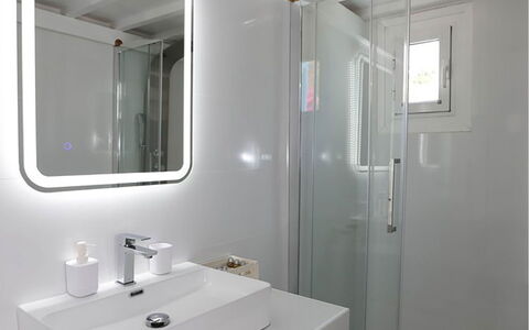 Villa Rose 1: Armatur, Sinken, Bad Sink, Badezimmer, Interior Design, Zapfhahn, Installation, Fussboden, Decke, Spiegel