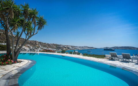 Villa Rose 2: Blau, Wasser, Gewässer, Schwimmbad, Resort, Küsten Und Ozeanische Forms, Küste, Meer, Gartenmöbel, Freizeit