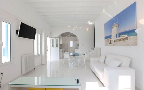 Villa Rose 2: Möbel, Flooring, Fussboden, Zuhause, Wohnung, Stuhl, Wohnzimmer, Couch, Hotel
