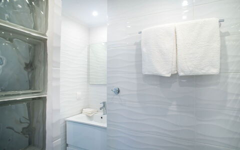 Villa Rose 2: Interior Design, Flooring, Fussboden, Badezimmer, Armatur, Fliese, Glas, Installation, Zapfhahn