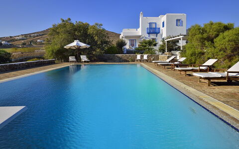 Villa Sesilia: Blau, Schwimmbad, Resort, Eco Hotel, Estate, Gartenmöbel, Villa, Sonnenliege, Ferienort, Stuhl