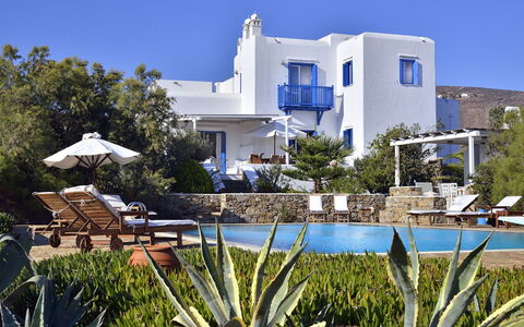 Villa Sesilia: Blau, Resort, Schwimmbad, Stuhl, Möbel, Gartenmöbel, Küche & Esszimmer Tisch, Restaurant, Eco Hotel, Hotel