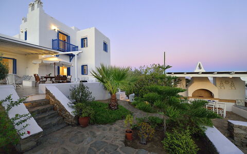 Villa Sesilia: Blau, Zuhause, Stuhl, Wohnung, Estate, Resort, Blumentopf, Villa, Balkon, Schatten