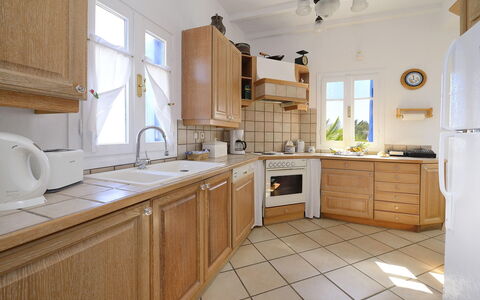 Villa Sesilia: Küche, Cabinetry, Countertop, Küchengerät, Möbel, Interior Design, Flooring, Major Appliance, Fussboden, Schrank