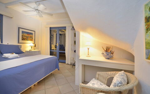 Villa Sesilia: Möbel, Interior Design, Fussboden, Flooring, Decke, Schlafzimmer, Bett, Stuhl, Zimmer, Tabelle
