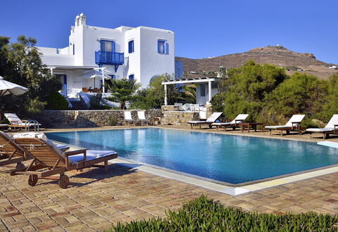 Villa Sesilia: Blau, Schwimmbad, Resort, Möbel, Stuhl, Gartenmöbel, Eco Hotel, Küche & Esszimmer Tisch, Villa, Estate
