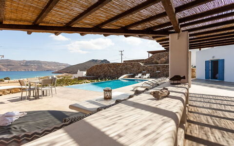 Villa Smaràgdi: Schwimmbad, Resort, Eco Hotel, Küste, Schatten, Ferienort, Stuhl, Bucht, Hotel, Villa