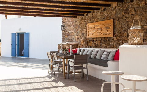 Villa Smaràgdi: Möbel, Flooring, Fussboden, Stuhl, Steinwand, Küche & Esszimmer Tisch, Gartenmöbel, Backstein, Schatten, Wohnzimmer