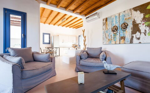 Villa Smaràgdi: Möbel, Interior Design, Couch, Holz, Flooring, Fussboden, Stuhl, Tabelle, Wohnzimmer, Wohnung