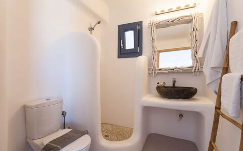 Villa Smaràgdi: Wand, Interior Design, Armatur, Zimmer, Decke, Badezimmer, Installation, Sinken, Design, Toilleten Sitz