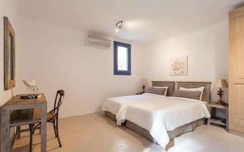 Villa Smaràgdi: Möbel, Interior Design, Flooring, Fussboden, Holz, Decke, Schlafzimmer, Bett, Zimmer, Beleuchtung
