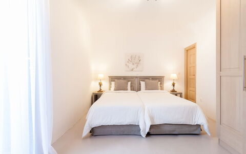 Villa Smaràgdi: Möbel, Interior Design, Bett, Schlafzimmer, Holz, Fussboden, Flooring, Zimmer, Decke, Bedding