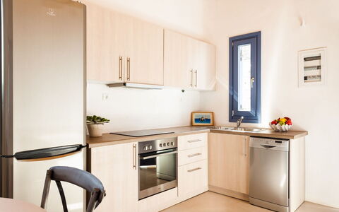 Villa Smaràgdi: Möbel, Countertop, Interior Design, Küche, Major Appliance, Küchengerät, Cabinetry, Flooring, Fussboden, Zimmer