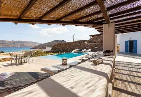 Villa Smaràgdi: Schwimmbad, Resort, Eco Hotel, Küste, Schatten, Ferienort, Stuhl, Bucht, Hotel, Villa