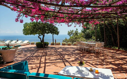 Villa Sole di Amalfi: Möbel, Meer, Gartenmöbel, Küsten Und Ozeanische Forms, Tabelle, Resort, Ozean, Stuhl, Küste