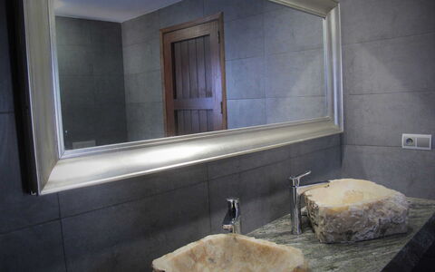 Villa Sun: Wand, Armatur, Interior Design, Spiegel, Zapfhahn, Sinken, Installation, Bad Sink, Flooring, Badezimmer