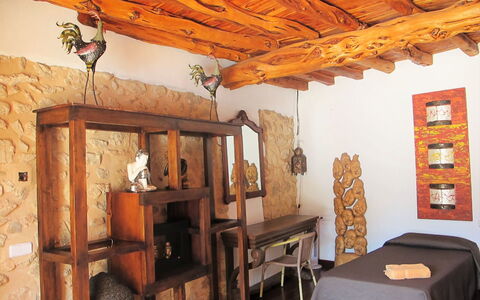Villa Sun: Wand, Holz, Möbel, Interior Design, Zimmer, Schlafzimmer, Bett, Decke, Holzbeize, Hartholz