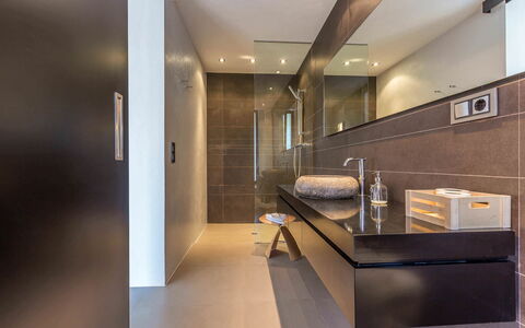 Villa Tomsk: Interior Design, Flooring, Wand, Armatur, Badezimmer, Fussboden, Badezimmerschrank, Decke, Light Fixture, Sinken
