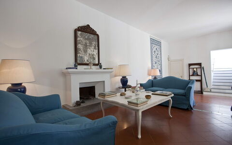Villa Torre del Sole: Möbel, Interior Design, Flooring, Wand, Couch, Fussboden, Wohnzimmer, Zimmer, Decke, Tabelle