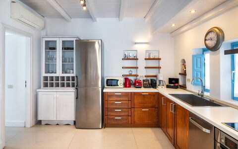 Villa Tramountana: Major Appliance, Küche, Küchengerät, Möbel, Countertop, Holz, Cabinetry, Interior Design, Flooring, Kühlschrank