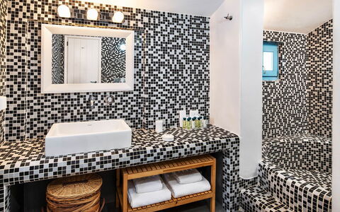Villa Tramountana: Badezimmer, Armatur, Interior Design, Flooring, Fussboden, Installation, Mosaik, Zapfhahn, Fliese, Keramik