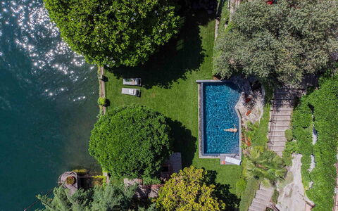 Villa Traversi: Gewässer, See, Garten, Estate, Schwimmbad, Resort, Landscaping, Reservoir, Ferienort