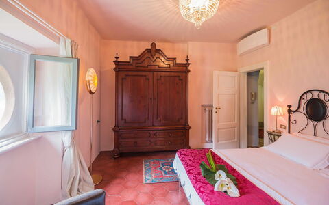 Villa Traversi: Wand, Möbel, Interior Design, Flooring, Fussboden, Schlafzimmer, Decke, Zimmer, Zuhause, Bett