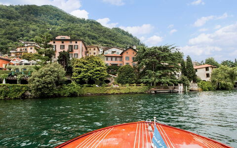 Villa Traversi: Wasser, Gewässer, Boot, Watercraft, Wasserweg, Haus, Wasserlauf, Kanal, See, Bank