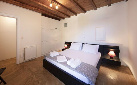 Villa Tychi: Fussboden, Flooring, Interior Design, Decke, Beleuchtung, Zimmer, Schlafzimmer, Bett, Wohnung, Holzboden