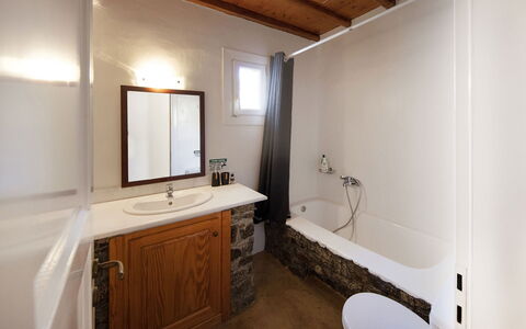 Villa Tychi: Badezimmer, Armatur, Flooring, Interior Design, Wand, Fussboden, Bad Sink, Sinken, Zapfhahn, Decke