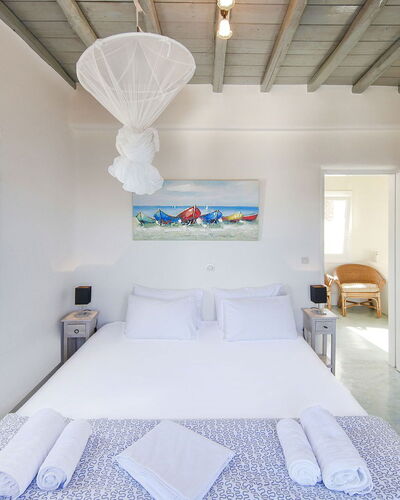 Villa Tychi: Schwimmbad, Villa, Resort