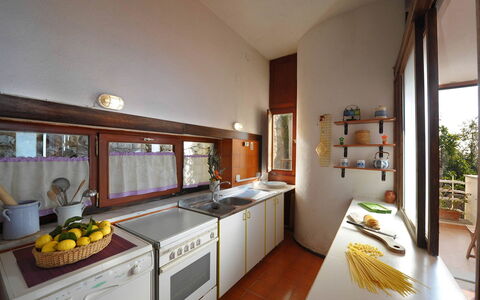 Villa Valeria: Holz, Küche, Interior Design, Countertop, Flooring, Decke, Zimmer, Holzbeize, Küchengerät, Light Fixture