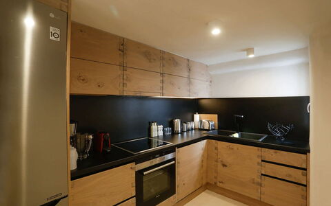 Villa Veneta: Countertop, Küche, Möbel, Flooring, Holz, Cabinetry, Interior Design, Küchengerät, Fussboden, Zimmer