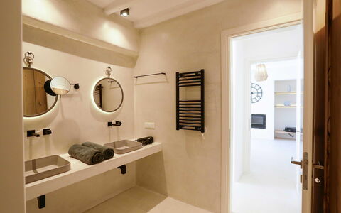 Villa Veneta: Wand, Interior Design, Flooring, Armatur, Fussboden, Decke, Beleuchtung, Light Fixture, Sinken, Badezimmer