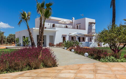 Villa Violet: Himmel, Wohngebiet, Zuhause, Grundstueck, Estate, Landscaping, Schatten, Villa, Hazienda