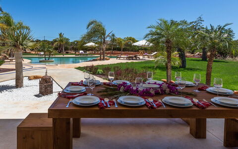 Villa Violet: Resort, Garten, Schatten, Gartenmöbel, Stuhl, Schwimmbad, Landscaping, Regenschirm, Eco Hotel