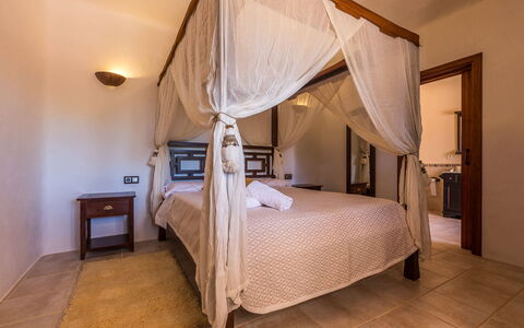 Villa Violet: Möbel, Bett, Interior Design, Schlafzimmer, Fussboden, Flooring, Holz, Decke, Bedding, Beleuchtung
