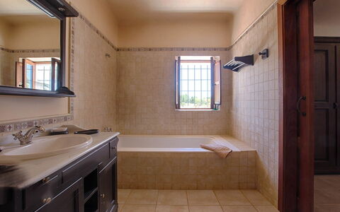 Villa Violet: Armatur, Flooring, Wand, Interior Design, Fussboden, Badezimmer, Bad Sink, Sinken, Badezimmerschrank, Zapfhahn