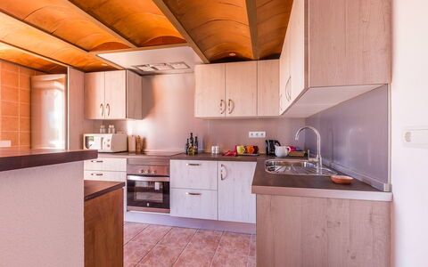 Villa Violet: Küche, Countertop, Major Appliance, Küchengerät, Holz, Interior Design, Armatur, Flooring, Spüle, Sinken