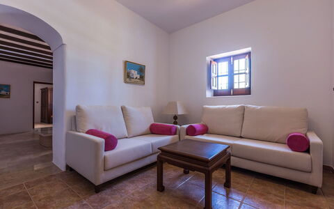 Villa Violet: Flooring, Möbel, Fussboden, Interior Design, Decke, Wohnzimmer, Zimmer, Couch, Wohnung